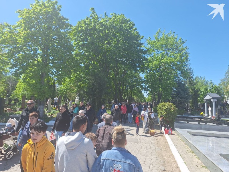 На кладбище - не протолкнуться, а в роддомах страны - пусто. Фото: "КП"