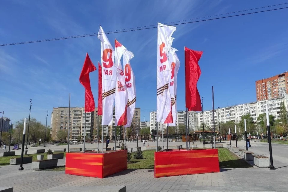 Порядка 500 флагов с изображениями символики Победы появились на улицах и развязках.