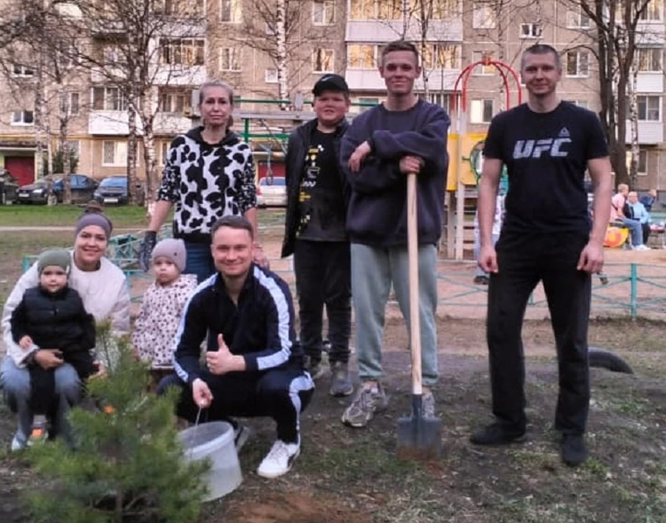 В посадке аллеи участвовали даже дети. Фото: Татьяна ЗЕМЛЯКОВА
