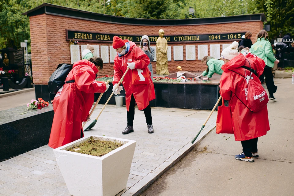 Жители столицы привели в порядок памятники, мемориальные доски, памятные знаки и захоронения участников Великой Отечественной войны. Фото предоставлено организаторами акции.
