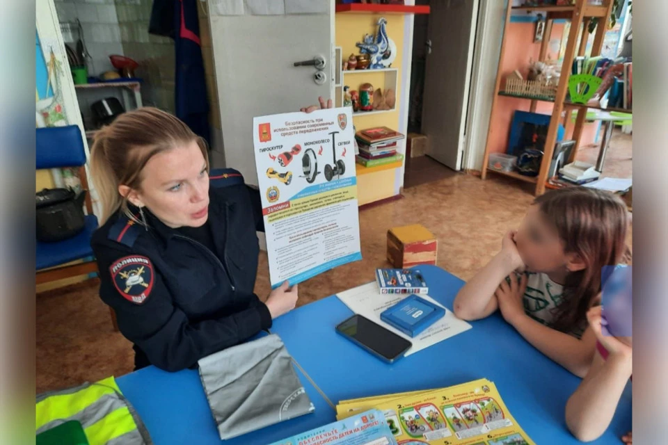 Дошколята из Ржевского округа внимательно слушают автоинспектора. Фото: Госавтоинспекция Тверской области.