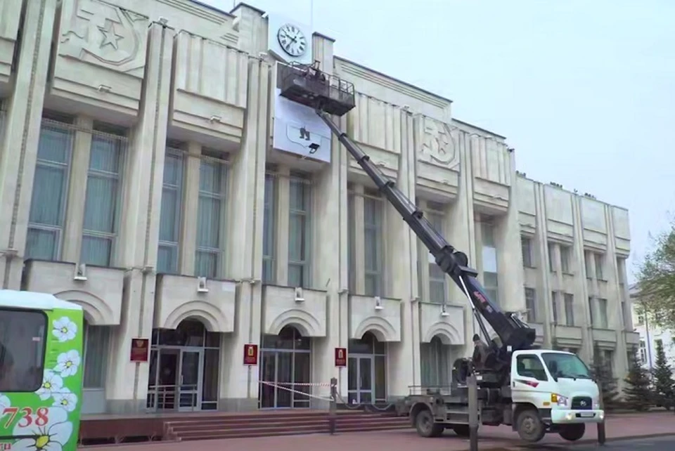 Герб Ярославской области после реставрации возвращают на здание правительства. ФОТО: телеграм-канал Михаила Евраева