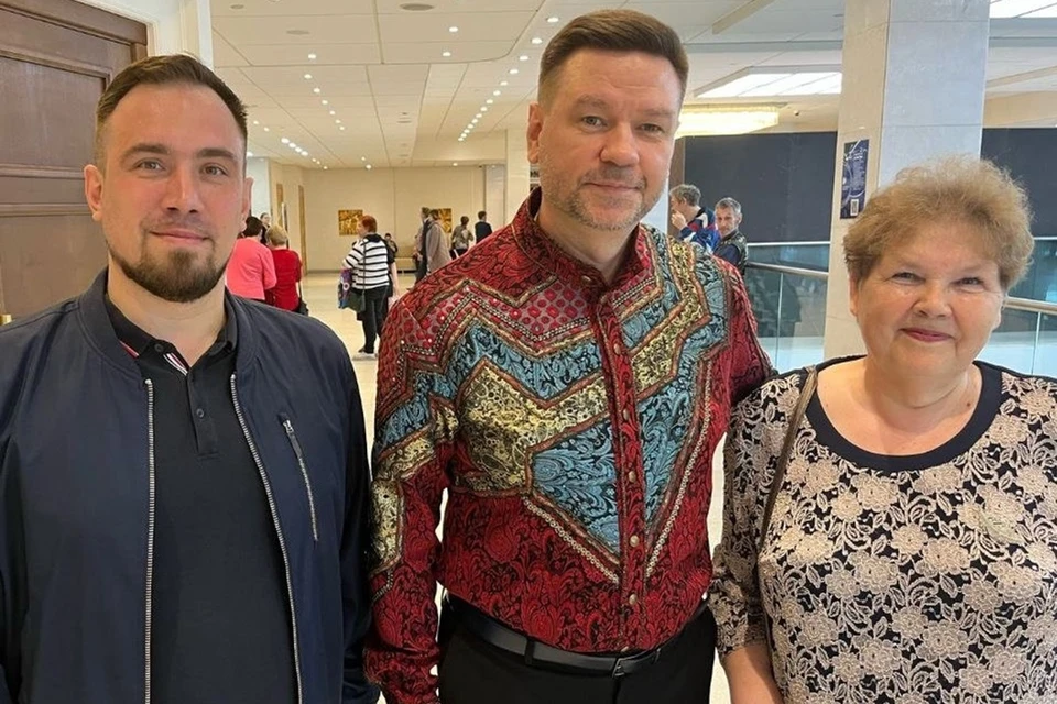 Геннадий Андреев, Антон Заволокин, художественный руководитель ансамбля «Вечерка», сын и племянник основателей передачи «Играй, гармонь любимая!» Александра и Геннадия Заволокиных, Валентина Чепикова, председатель ТОС «Волочаевский». Фото: Виктория ПЕРЯЗЕВА