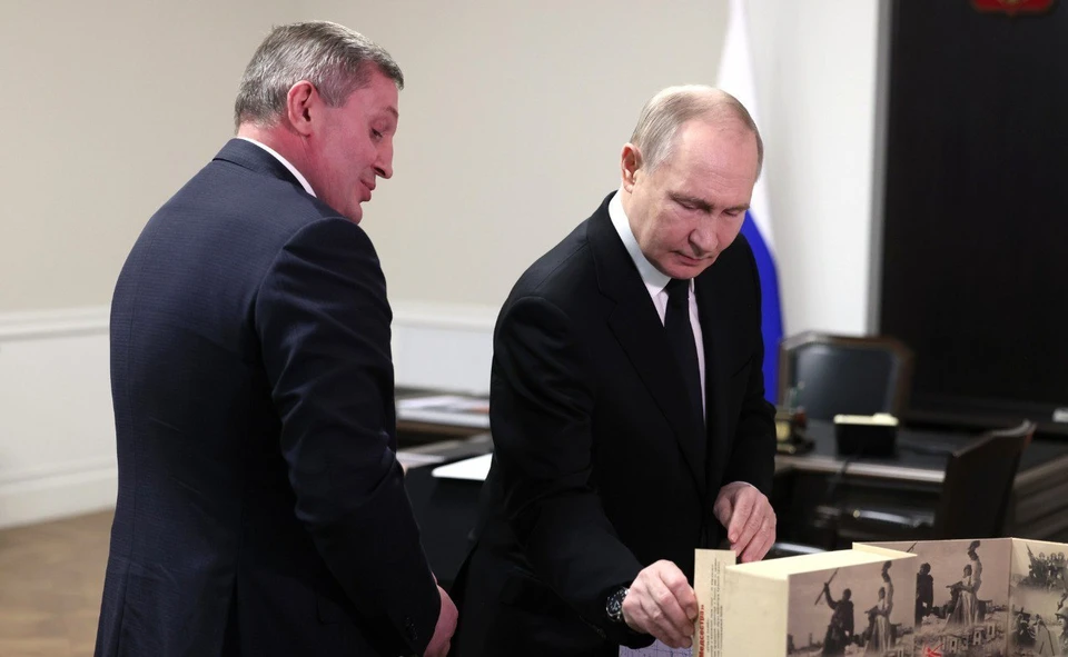 Андрей Бочаров передал Владимиру Путину несколько подарков от себя и волгоградцев. Фото: администрация Волгоградской области.