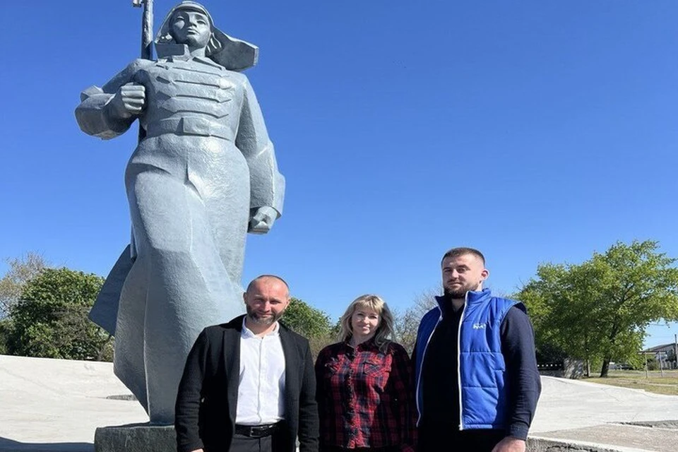 Глава Каховки опроверг фейк о перекрашивании «Девушки в шинели» в синий цвет. Фото: тг-канал Павла Филипчука