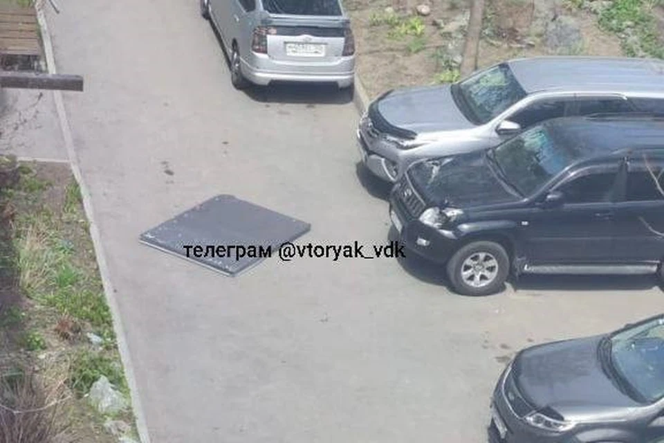Металлическая конструкция чудом никого не задела. Фото: vtoryak_vdk