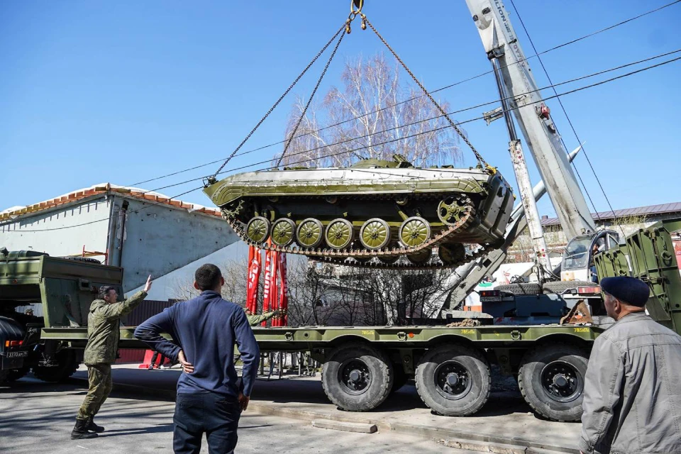 В Иркутске отреставрированную военную технику вернули к Дому офицеров.