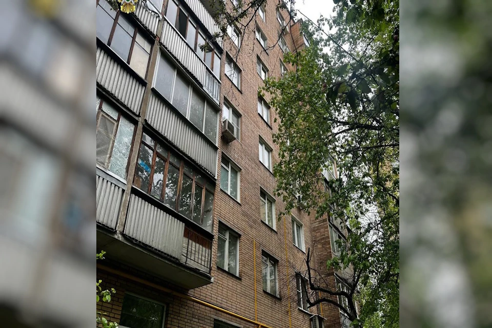 Двухлетняя девочка выпала из окна шестого этажа в Москве