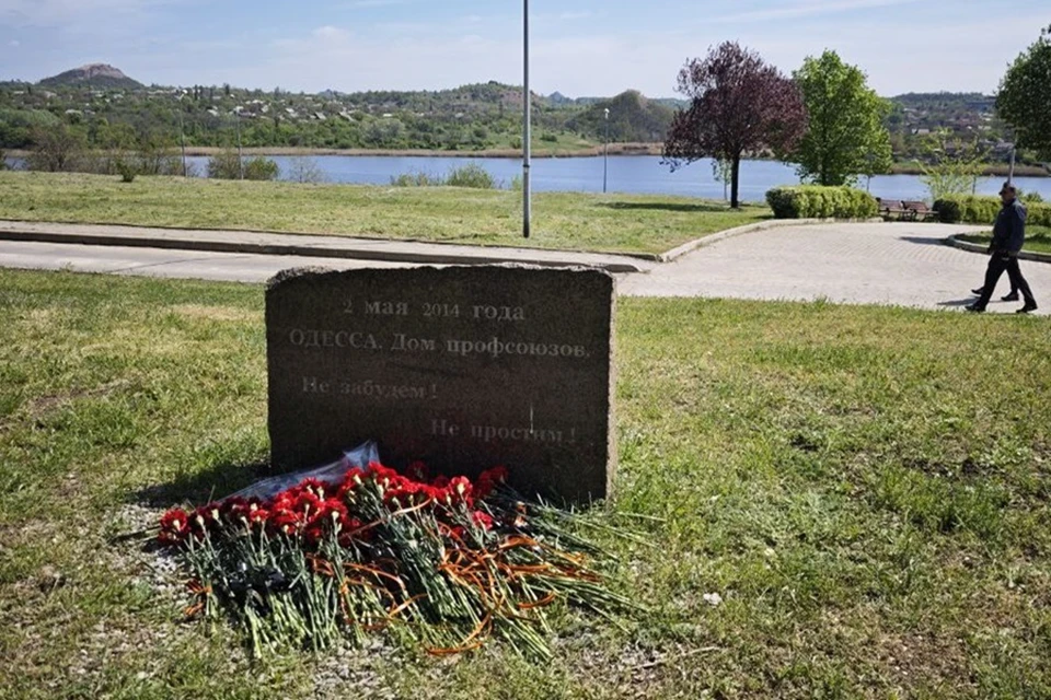 В Донецке возложили цветы к мемориалу погибшим в Одессе 2 мая 2014 года