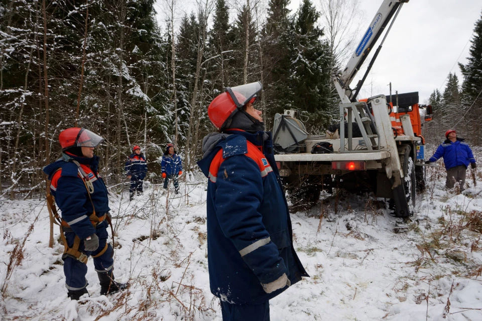 В Тверском регионе энергетики восстанавливают электроснабжение муниципалитетов, пострадавших от непогоды. Фото: пресс-служба правительства Тверской области.