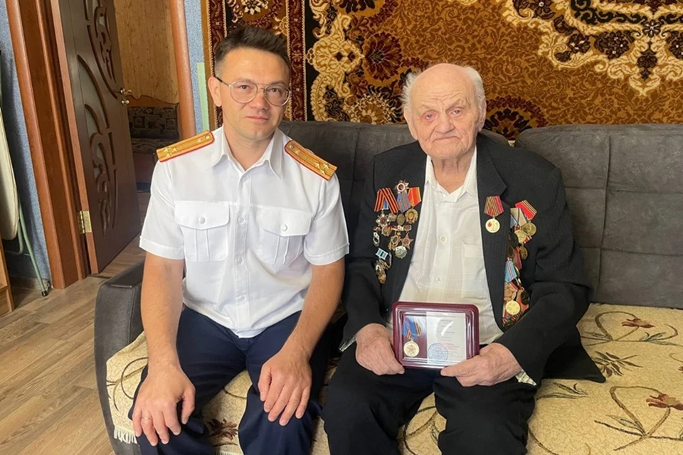 Ветерану из Донецка вручили памятную медаль Следственного комитета России. Фото: Следком ДНР