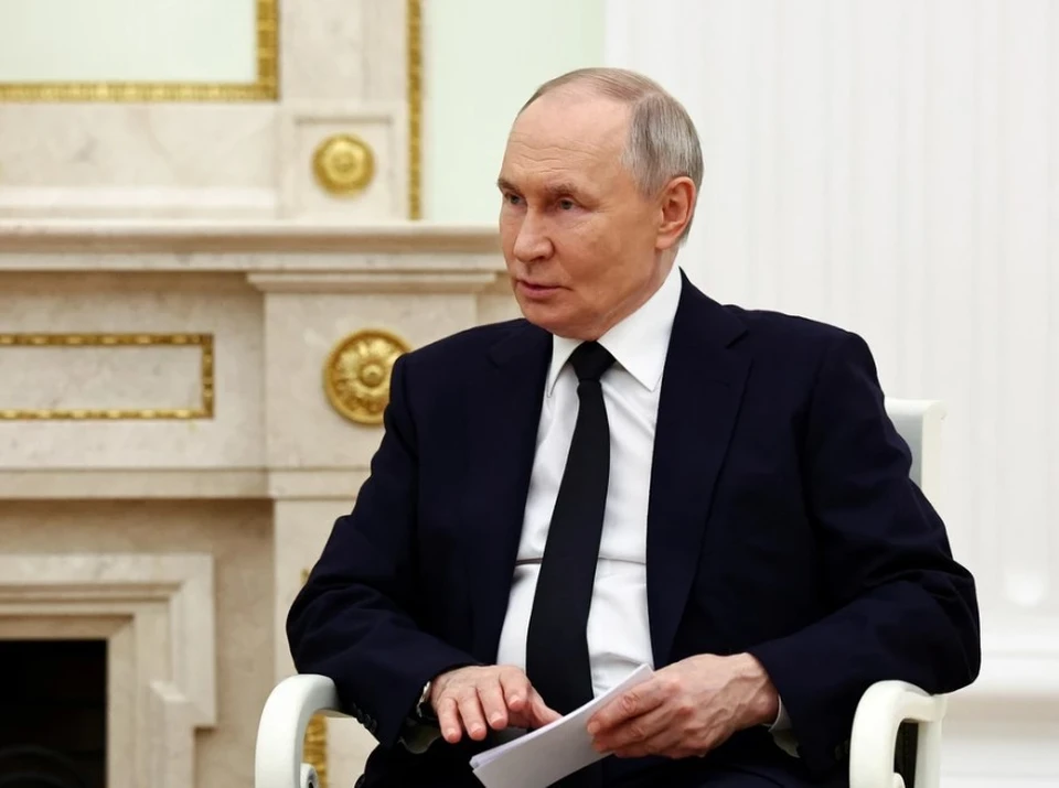 Путин показал, что находится в его холодильнике и на столе в квартире в Кремле