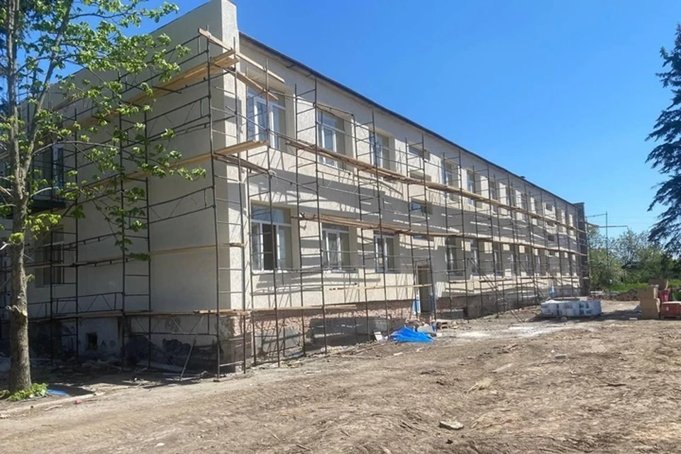 В Старобешево при поддержке Бурятии продолжается ремонт спортивной школы «Колос». Фото: t.me/starobeshevskiy