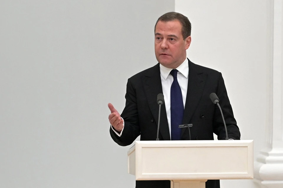 Медведев: Никому не нужны гарантии Зеленского, касающиеся парада Победы в Москве