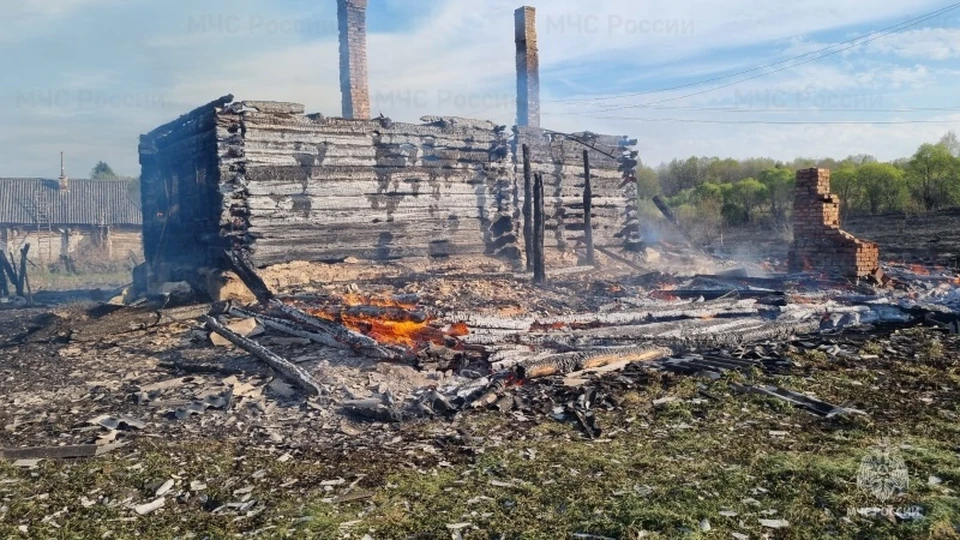 Огонь практически полностью уничтожил деревянный жилой дом.