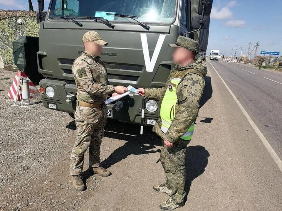 Автоинспекторы напомнили военным водителям о безопасности на дороге. ФОТО: ВАИ Южного военного округа.