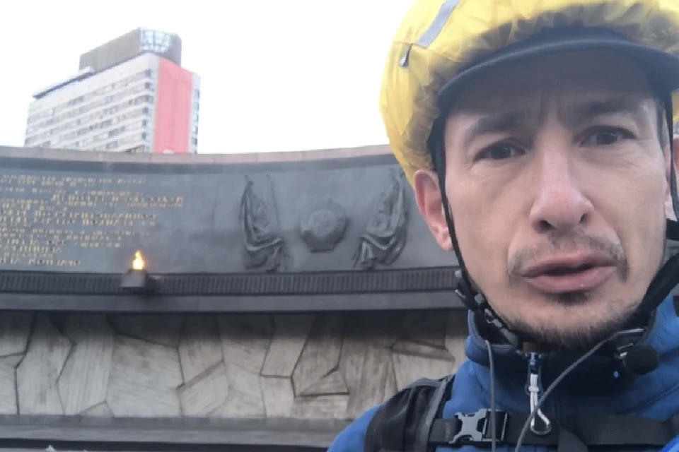 Петербуржец планирует доехать до Владивостока на велосипеде за 80 дней. Фото: скриншот видео из t.me/all_russia2025