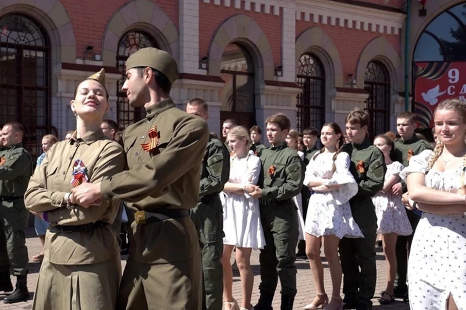 В Дебальцево 80 пар станцевали вальс в честь дня Победы. Фото: t.me/Mrespublika