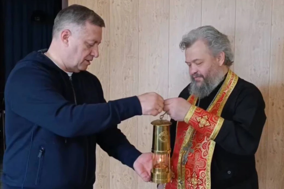 Частицу Благодатного огня доставили в Ербогачен. Фото: соцсети губернатора Игоря Кобзева.