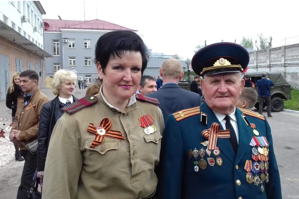 Владимир Гуменюк с дочерью Еленой на параде в честь Дня Победы. Фото из личного архива семьи.