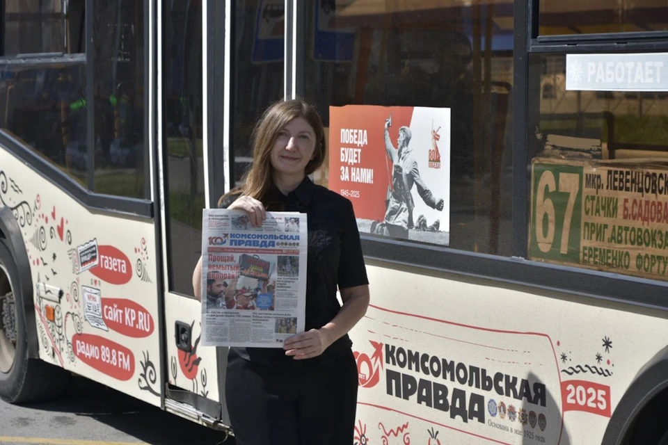Корреспонденты подарили пассажирам брендированного автобуса свежий номер газеты.