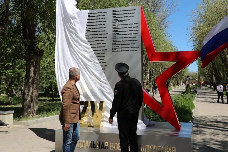 К подножью знака с именами погибших участников СВО участники мероприятия возложили цветы. Фото: администрация Феодосии
