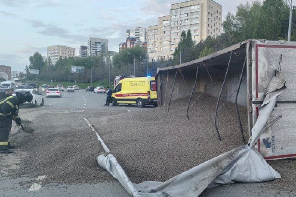 Содержимое кузова засыпало сразу несколько полос. Фото: ГИБДД Казани