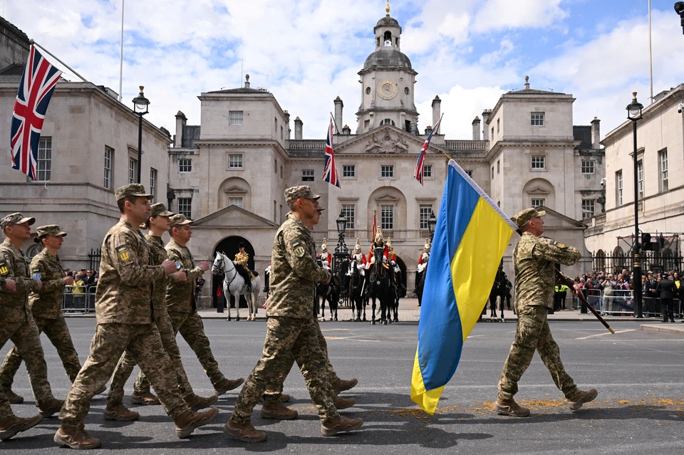 Военные ВСУ прошли по конскому навозу на параде в Лондоне, появилось видео