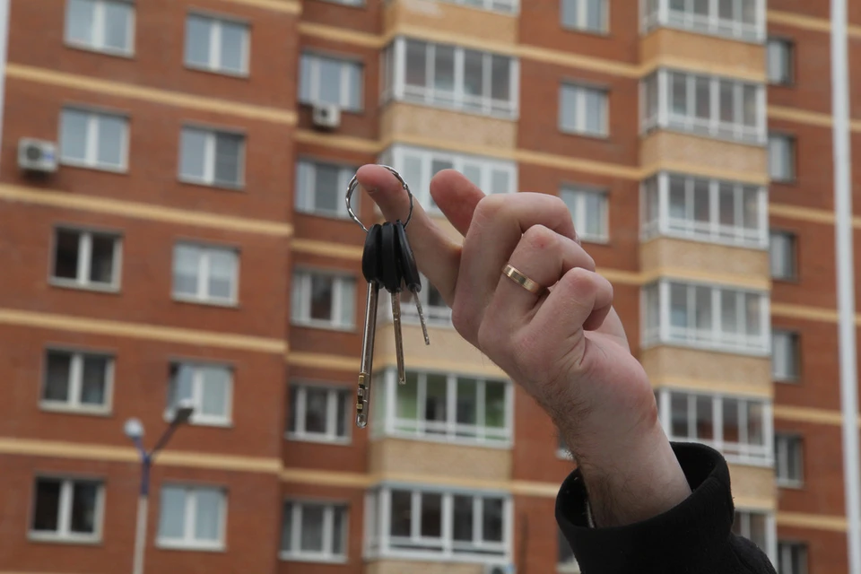 Мужчина лишился дорогой коллекции из-за спора об аренде квартиры в Новосибирске.
