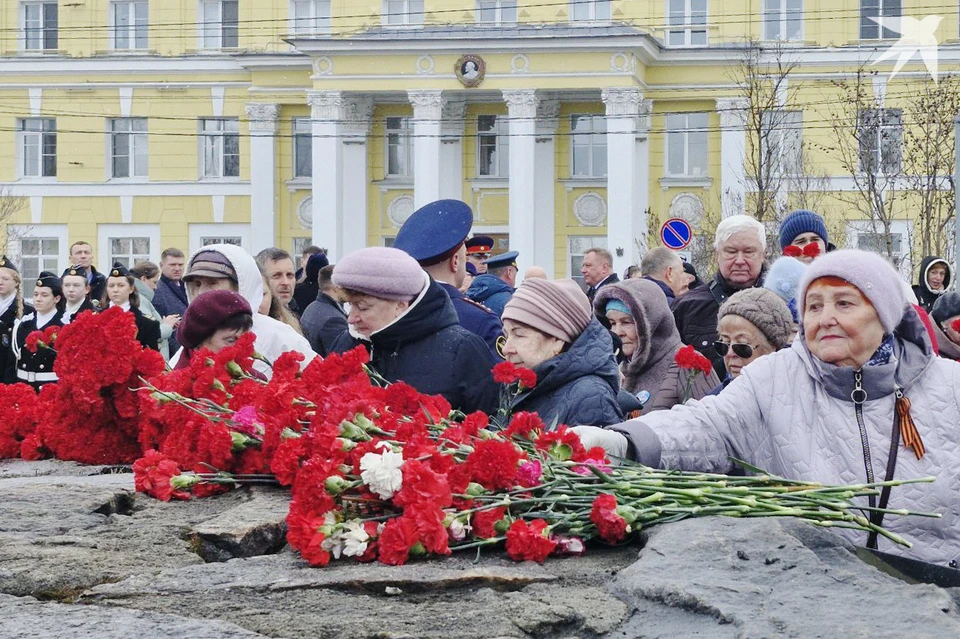 Негласным центром торжественного митинга по традиции стал памятник Анатолию Бредову.