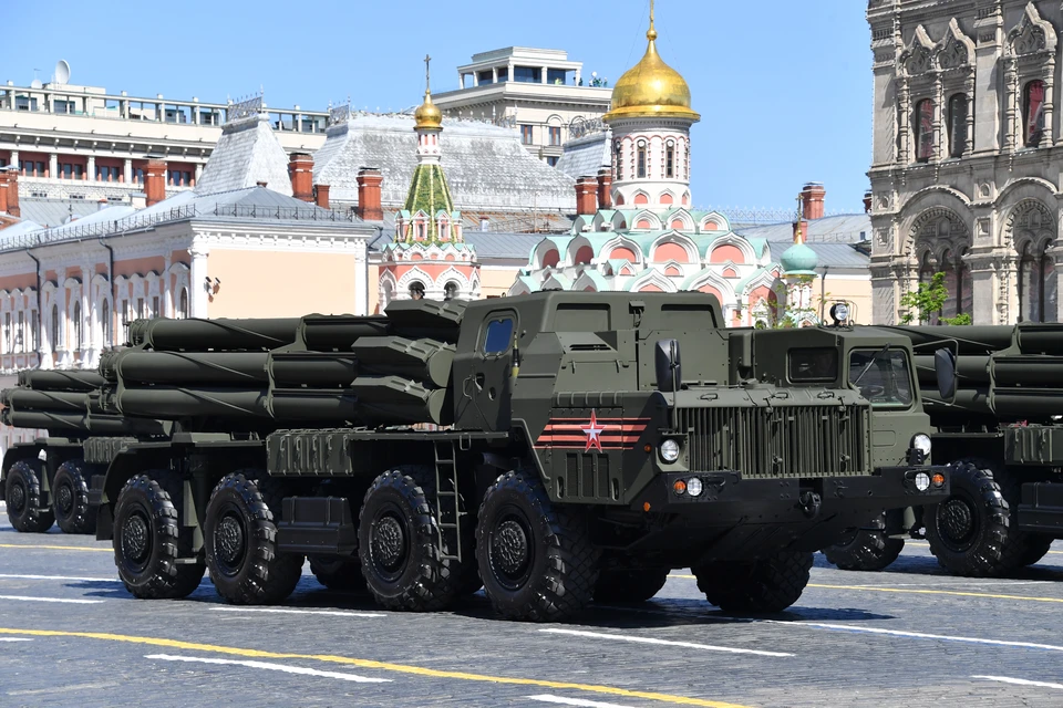 РСЗО «Смерч» на параде на Красной площади в Москве.