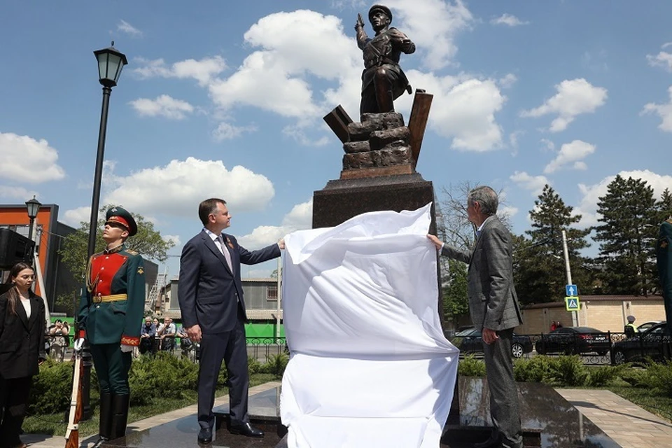 Пятиметровую бронзовую скульптуру разместили на двухметровом постаменте. Фото: сайт правительства Ростовской области