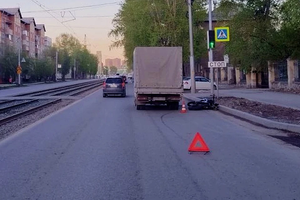 В Новосибирске скорая увезла подростка, который влетел в «ГАЗель» на питбайке. Фото: Госавтоинспекция по Новосибирской области