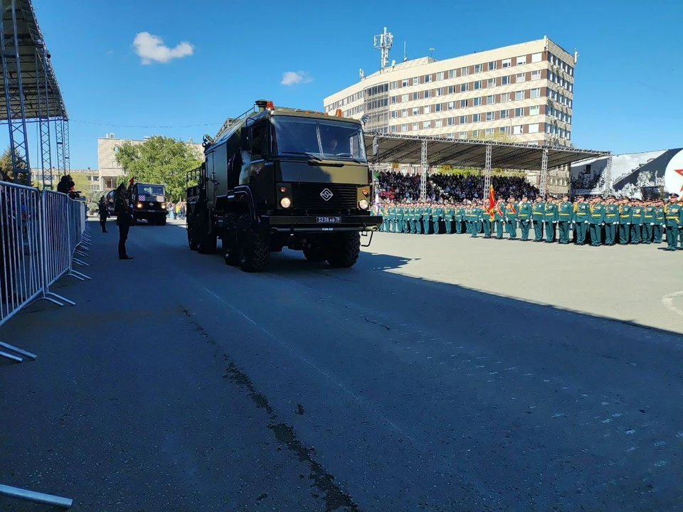 Торжественное прохождение личного состава военного гарнизона и техники состоится на площади имени Ленина.
