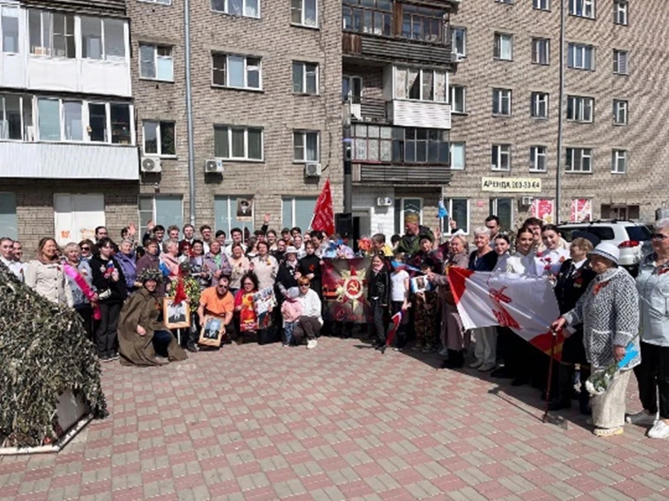 Жители дома по улице Кошурникова вышли с портретами своих родных - участников Великой Отечественной войны. Фото: Предоставлено Анастасией Закусило
