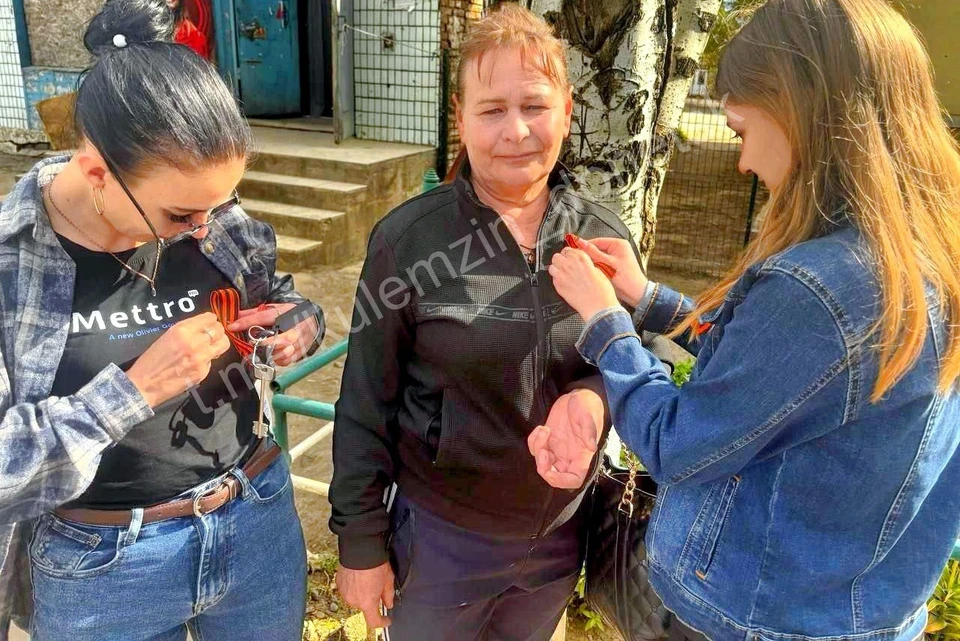 Жители Великоновоселковского района ДНР впервые после освобождения от украинских неонацистов могут без опасений надеть георгиевские ленты. Фото: ТГ/Кулемзин