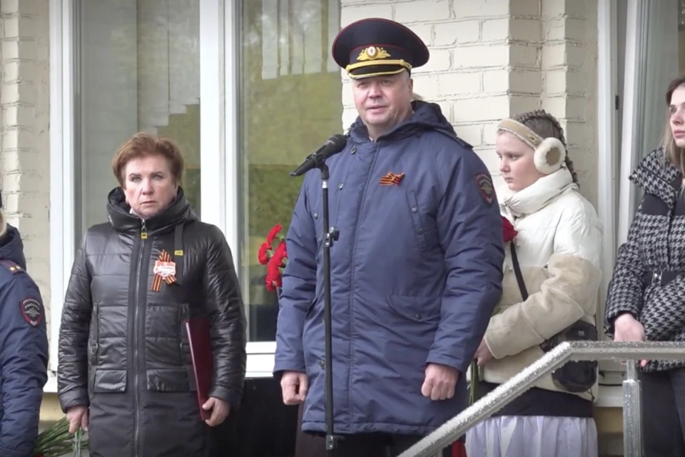 Мемориальную доску погибшего на СВО полицейского установили на фасаде школы. Фото: ГУ МВД по Петербургу и Ленинградской области.