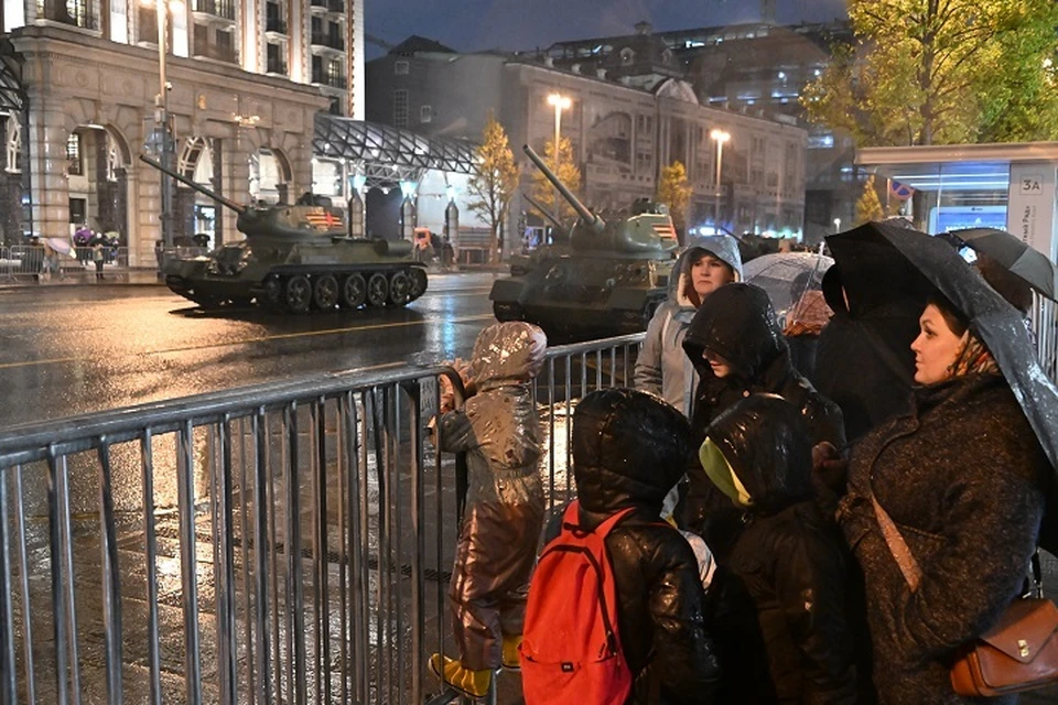 Световое шоу из 300 дронов ко Дню Победы устроили в Магадане