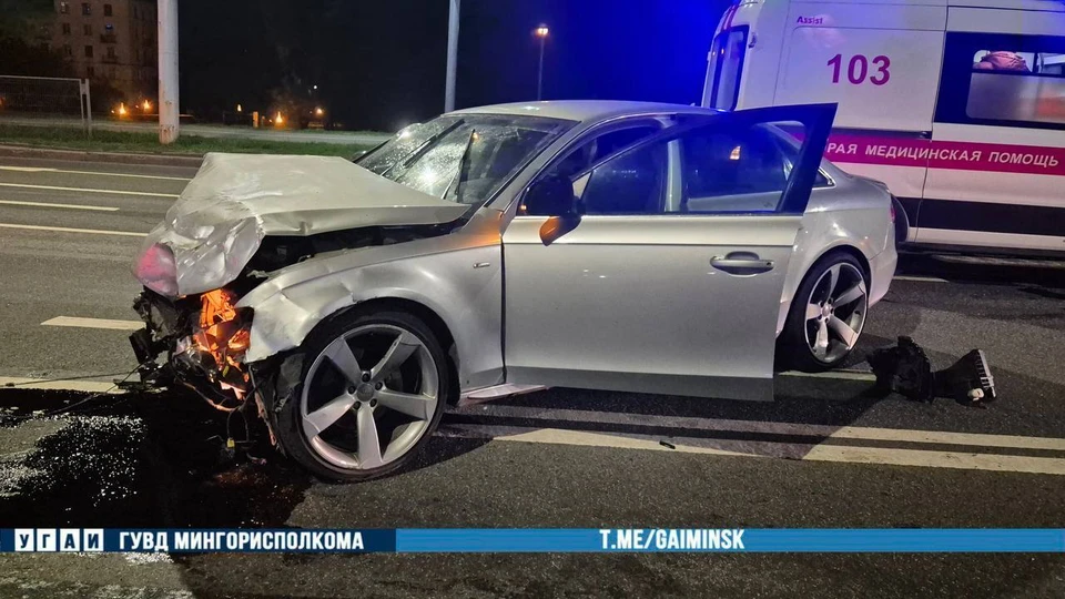 В Минске Audi врезалась в машину такси, два человека попали в больницу. Фото: телеграм-канал УГАИ ГУВД Мингорисполкома
