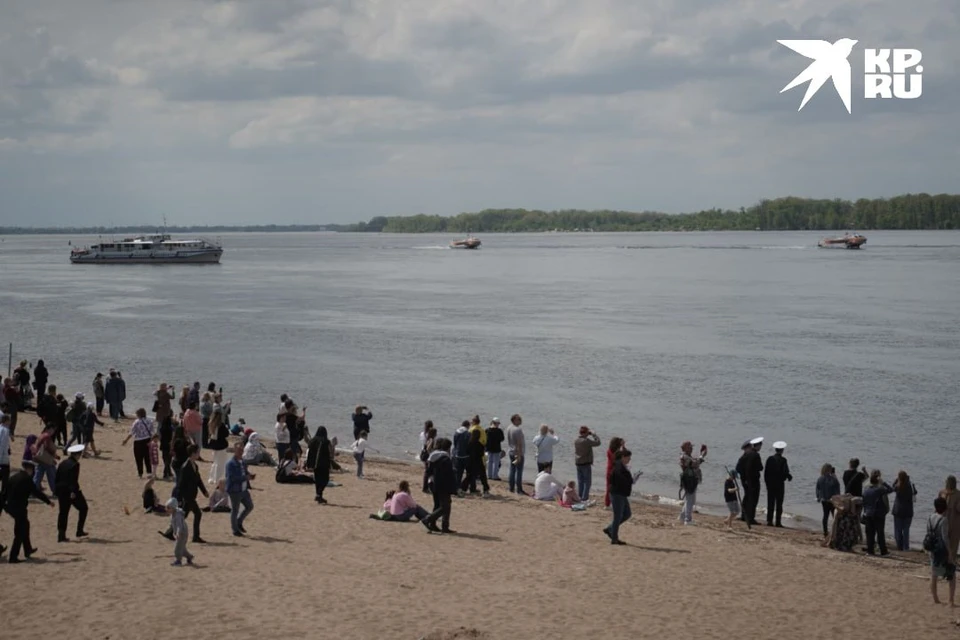 Самарцы собрались на набережной Волги посмотреть на парад судов.