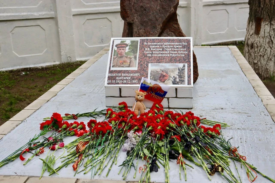 Так выглядит мемориальная доска Мелитону Кантария в Лисках.