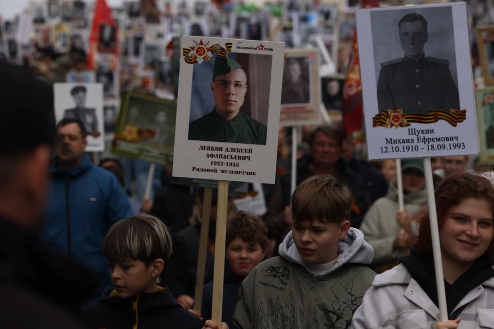 После окончания парада Великой Победы во Владивостоке 9 мая, в 10:50, стартовала колонна «Бессмертного полка». Фото:Мария Смитюк.