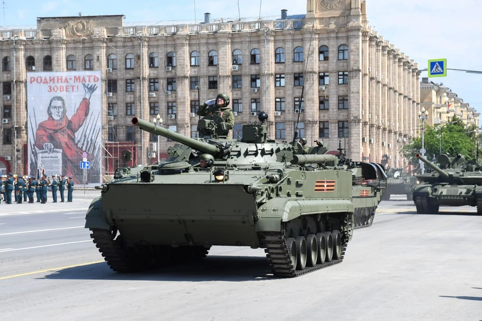 Парад на площади Павших Борцов.