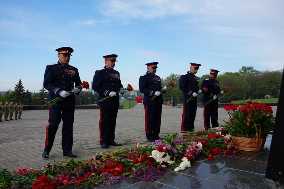 Руководство МВД ДНР возложило цветы к мемориалу воинам-освободителям. Фото: МВД ДНР