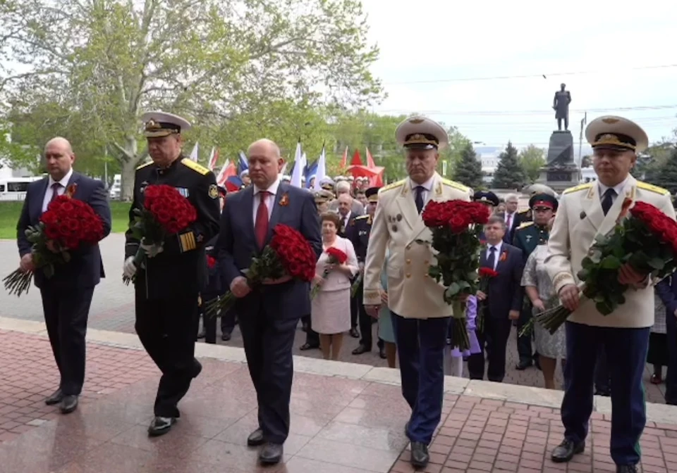 К монументу возложили алые цветы. Фото: sev.gov.ru