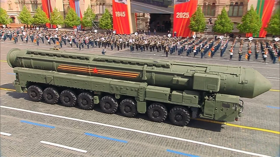 Ракетные комплексы «Ярс» проехали по Красной площади на параде Победы. Фото: кадр с официальной трансляции