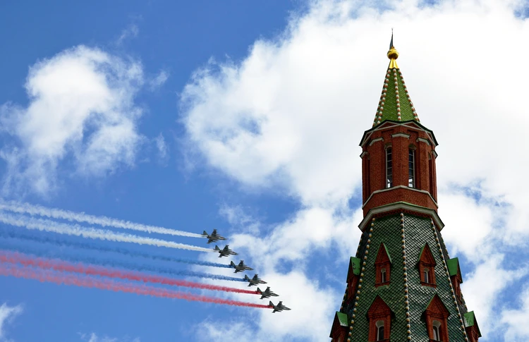 Россия празднует День Победы: Прямая онлайн-трансляция