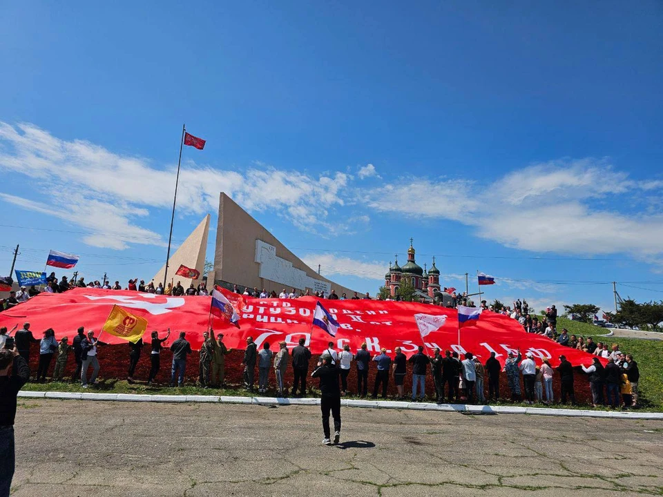 В Генической Горке развернули масштабное Знамя Победы Фото: Фонд "Защитники Отечества" ХО