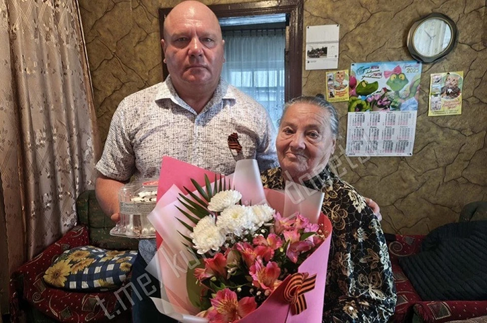 Именинникам вручили цветы и памятные подарки в честь праздника. Фото: ТГ/Кулемзин