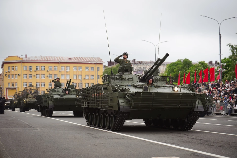 По площади Куйбышева прошли 30 парадных расчетов и порядка 40 единиц военной техники